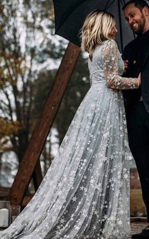 Vestido sencillo azul con estrellas celestiales de tul estilo bohemio y lentejuelas brillantes.