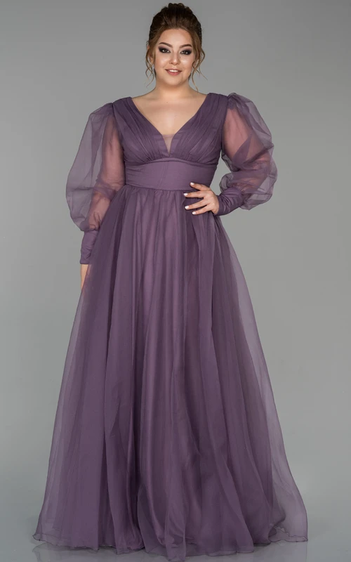 Vestido de noche de talla grande con escote en V, mangas abullonadas, corte imperio plisado y espalda en V.