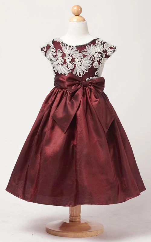 Robe de demoiselle d'honneur en taffetas brodée, ornée d'un nœud papillon.