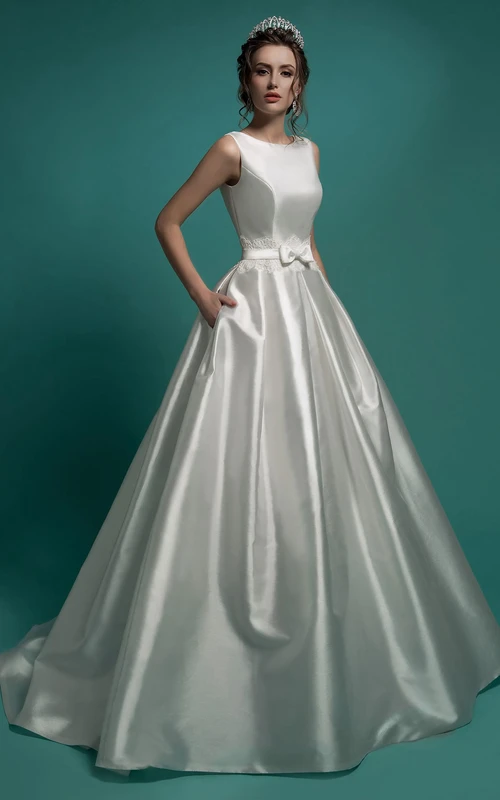 Vestido largo de satén sin mangas con escote joya, espalda en V baja, corte en A, apliques de encaje y lazo.