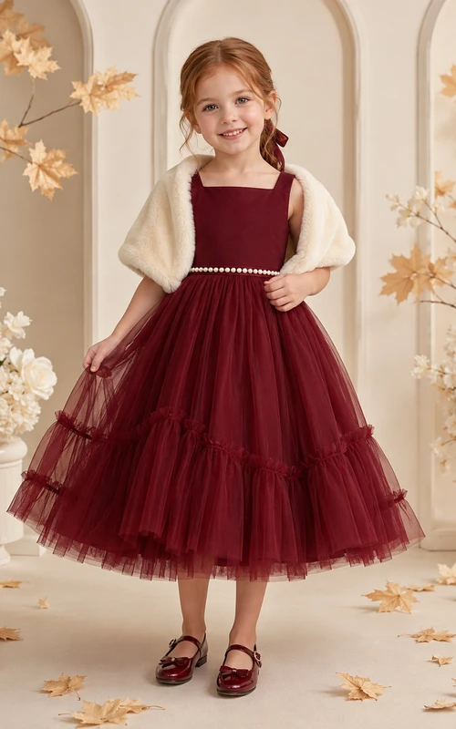 Robe de bal longue de luxe pour demoiselle d'honneur, en satin bordeaux et tulle à volants et cape à col carré.