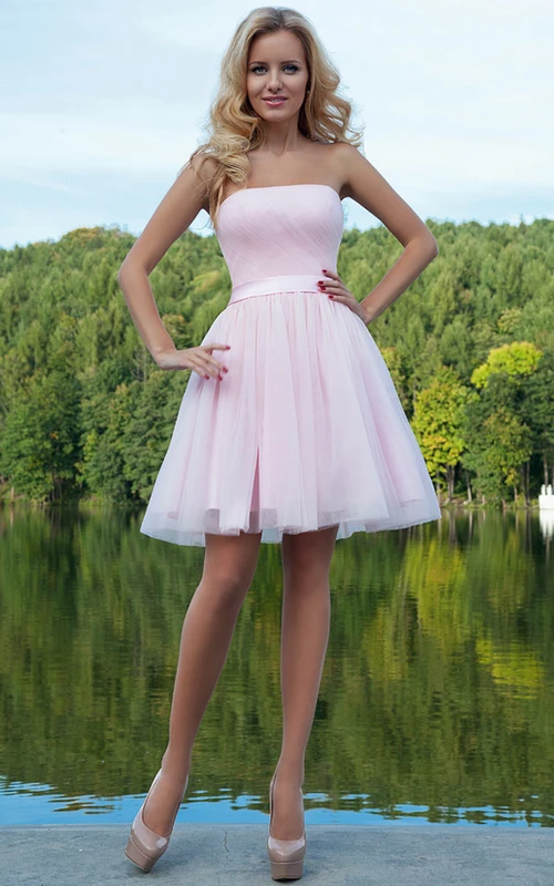 Vestido corto de fiesta de tul fruncido sin tirantes con lazo