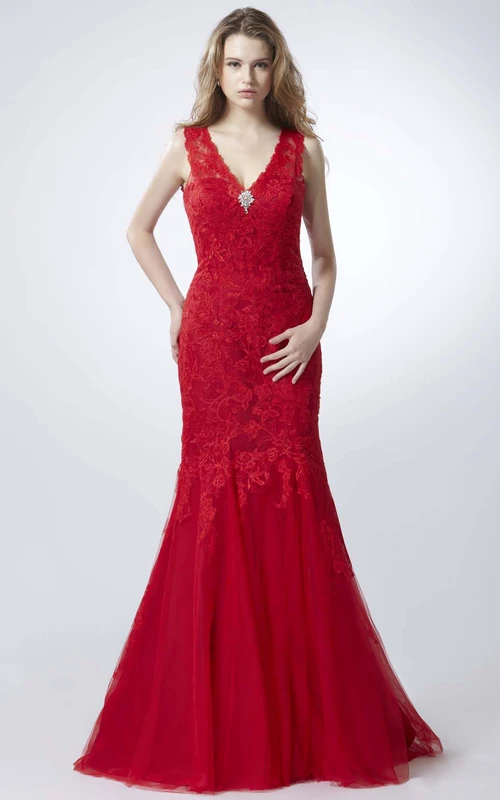 Robe de bal sirène sans manches en dentelle, décolleté en V, dos nu et broche.