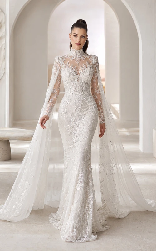 Robe de mariée de luxe pour salle de bal, col montant en dentelle fluide, manches longues, fourreau, traîne chapelle et détails cape