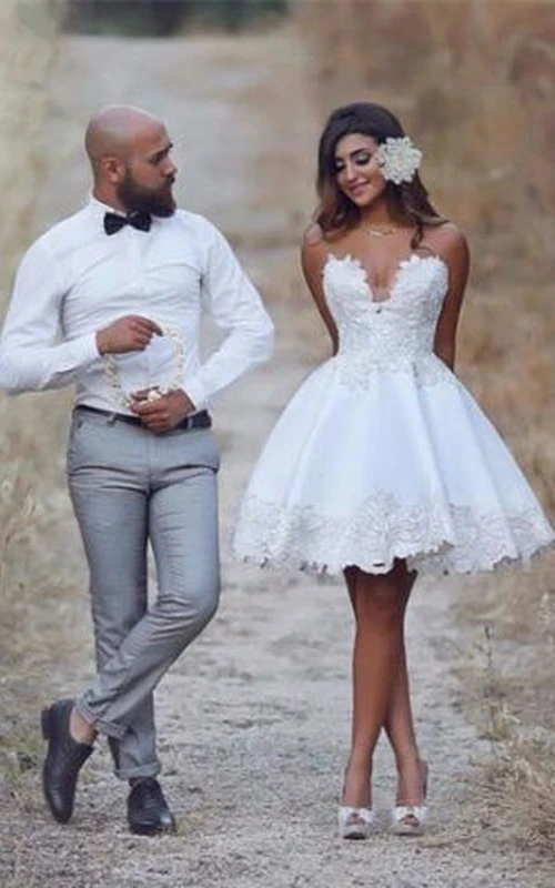 Vestido de corte imperio con apliques de encaje y corazón