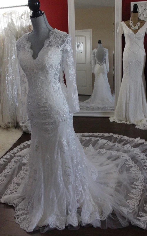 Robe de mariée sirène en dentelle, col V et dos illusion