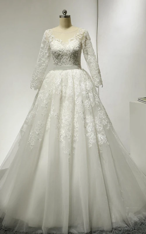Vestido de encaje y tul de manga 3-4 con escote barco y espalda en V baja.