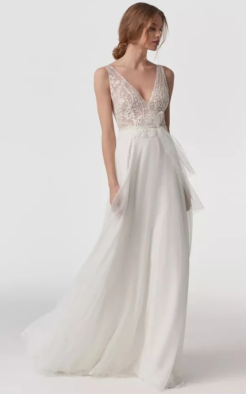Robe de mariée simple en mousseline de soie, coupe empire fourreau, décolleté en V profond, sans manches, ornée d'un nœud et d'un haut en dentelle.
