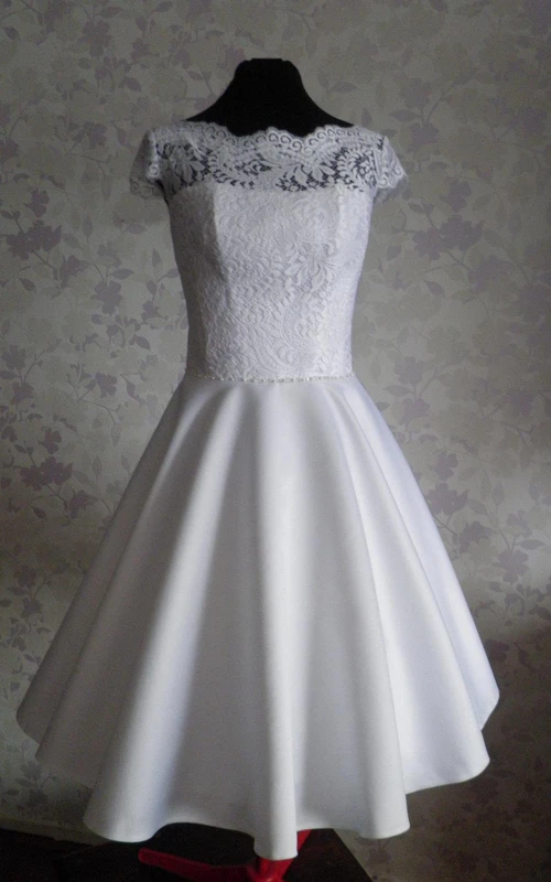 Robe trapèze à manches courtes en satin et dentelle avec dos nu en V