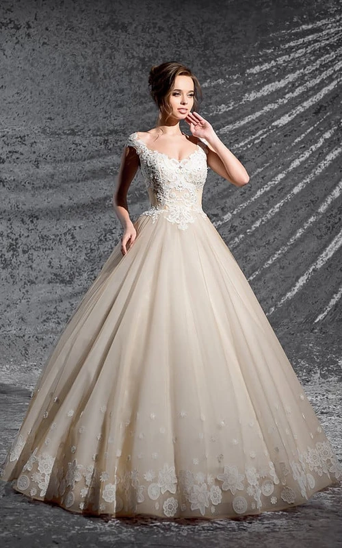 Robe de bal longue en organza à col en V, manches courtes et découpe en forme de goutte, ornée d'appliques et de plis