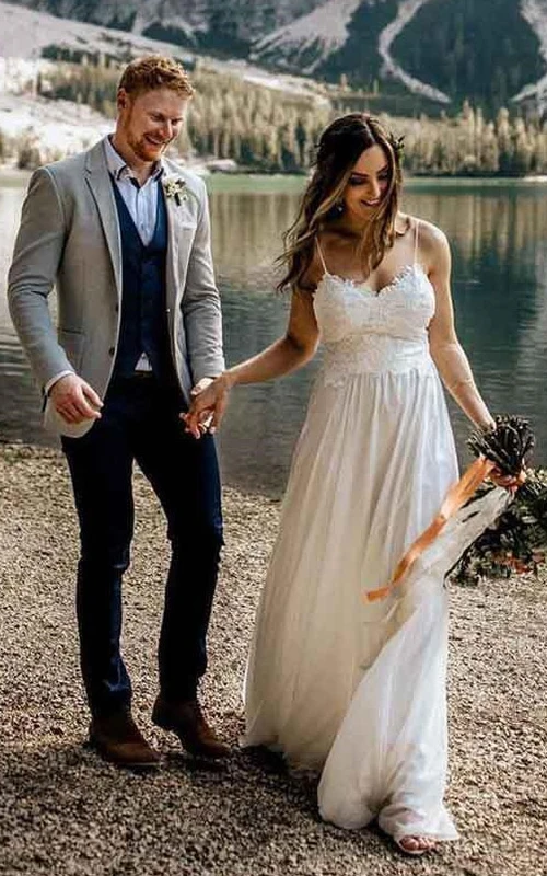 Vestido de novia de estilo imperio con encaje y tirantes finos, ideal para bodas al aire libre en el campo.