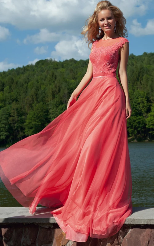 Robe de bal longue à encolure ronde ornée d'appliqués