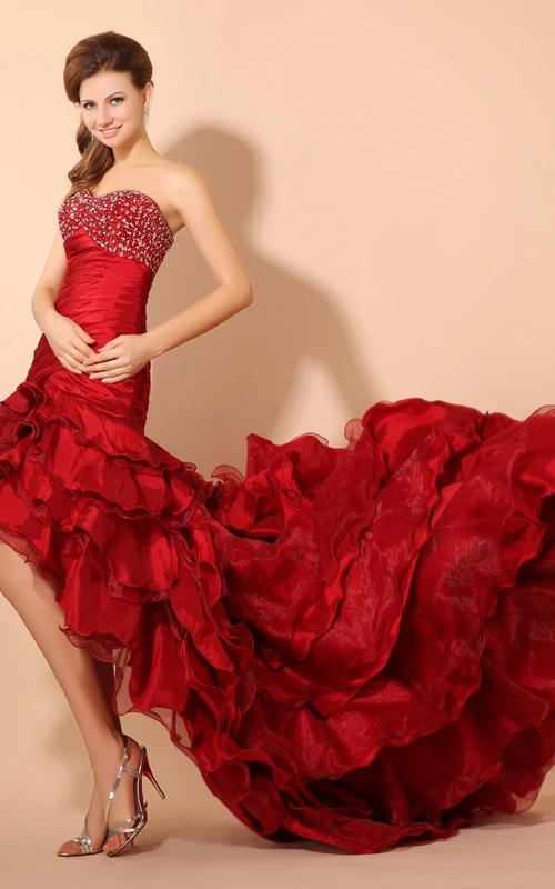 Asymmetrisches Taftkleid mit Rüschenschleppe und perlenbesetztem Oberteil