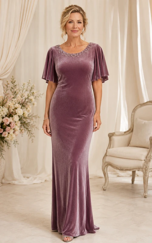 Elegantes, bodenlanges Etuikleid aus Samt in Vintage-Mauve mit Perlenbesatz am Rundhalsausschnitt und flatternden Halbärmeln – ideal für die Mutter der Braut.