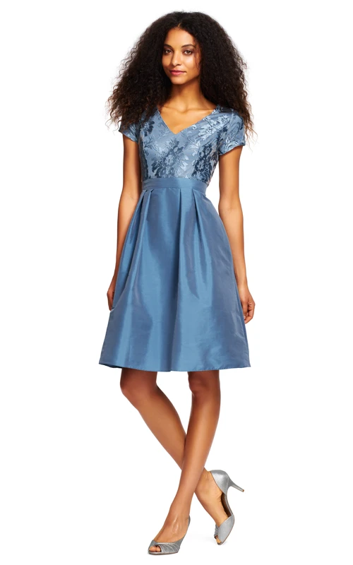 Vestido de dama de honor corto de satén con escote en V, corte en A y mangas cortas, con apliques.