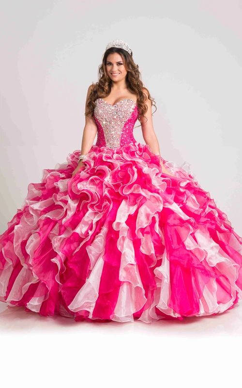 Ballkleid mit Schnürung am Rücken, herzförmigem Dekolleté und fließenden Rüschen