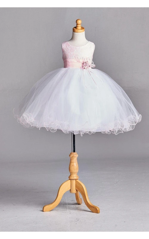 Robe de bal empire en tulle sans manches à col rond et ceinture fleurie