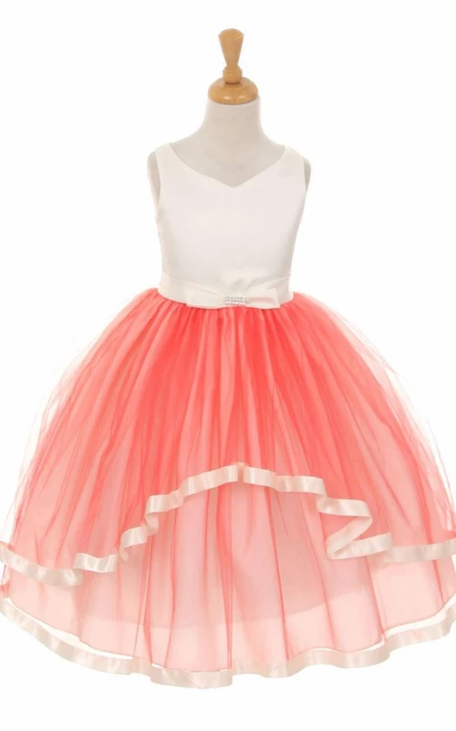 Vestido de niña de flores de tul y satén con volantes, lazo y largo hasta la rodilla, con fajín.