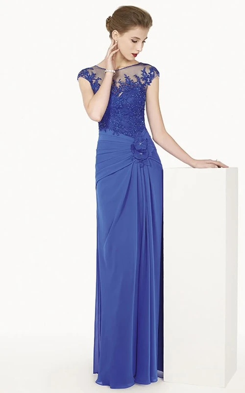 Langes Chiffonkleid mit U-Boot-Ausschnitt, kurzen Ärmeln, Taillenblume und appliziertem Oberteil
