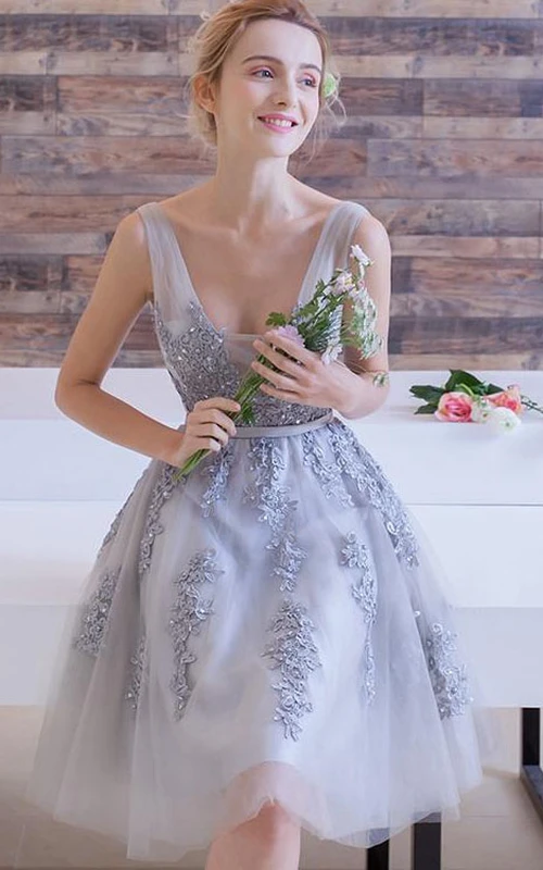 Kurzes A-Linien-Abendkleid mit Applikationen und Perlenstickerei