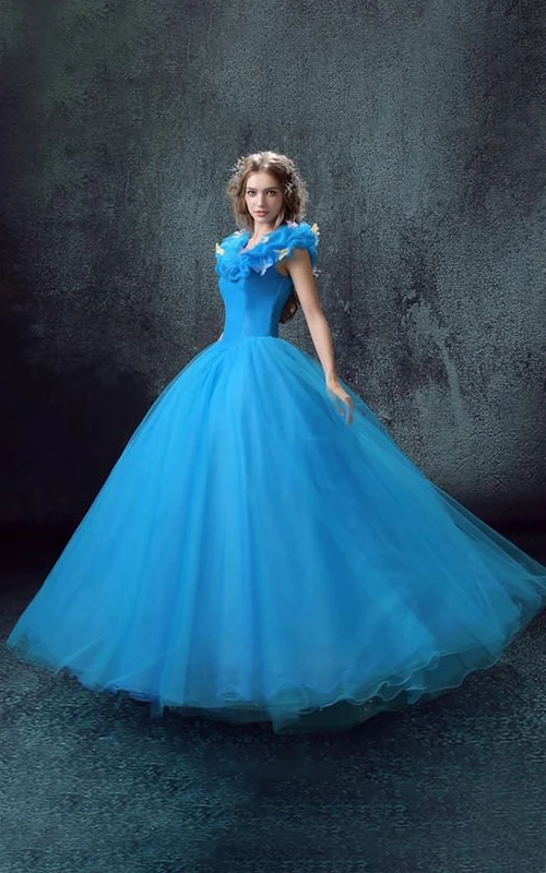 Vestido largo de gala con escote corazón, sin mangas, volantes acampanados, corsé en la espalda y encaje de tul y organza.