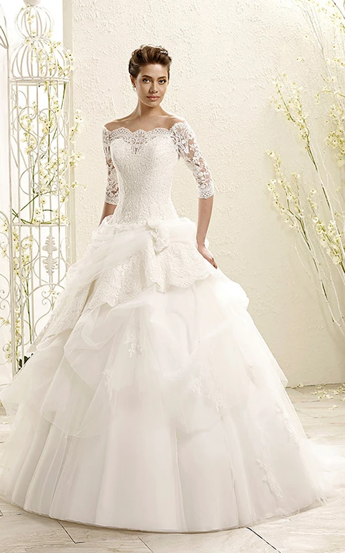 Robe de bal en tulle à manches mi-longues et épaules dénudées, ornée d'appliqués et de volants