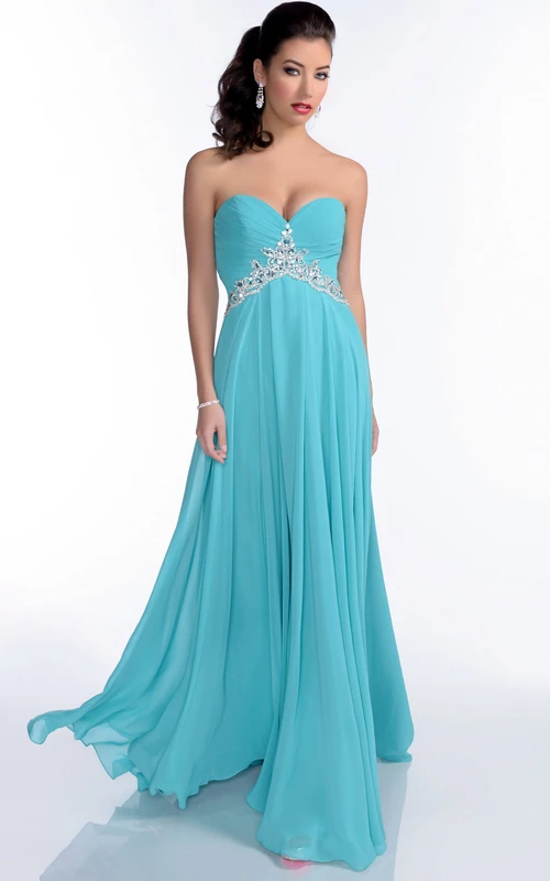 Vestido de fiesta largo de gasa estilo imperio con corte en A y detalles de cristal.