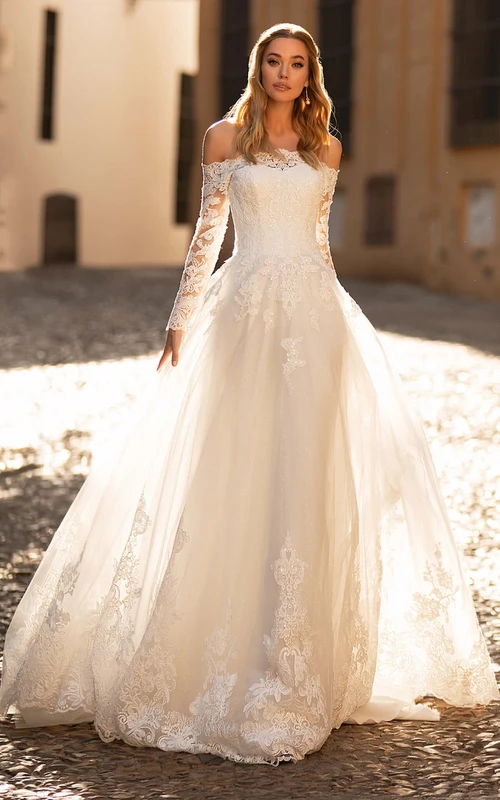 Vestido de novia sexy de corte A con escote Bardot, cola de corte recto y mangas largas con apliques.