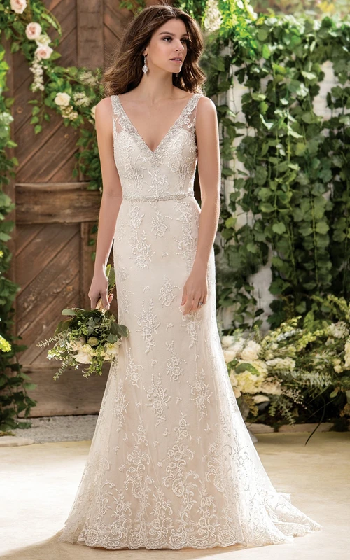 Robe de mariée longue sans manches à col en V ornée d'appliques et dos nu plongeant en V