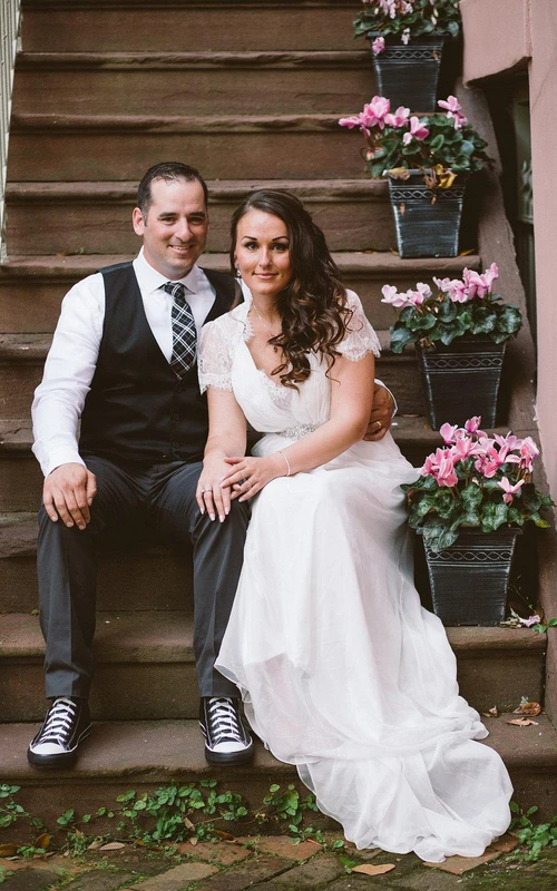 Robe de mariée longue en mousseline à col en V avec ceinture et détails en cristal