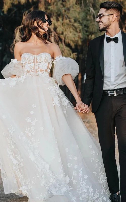 Etéreo vestido de gala de tul con hombros descubiertos y mangas abullonadas.