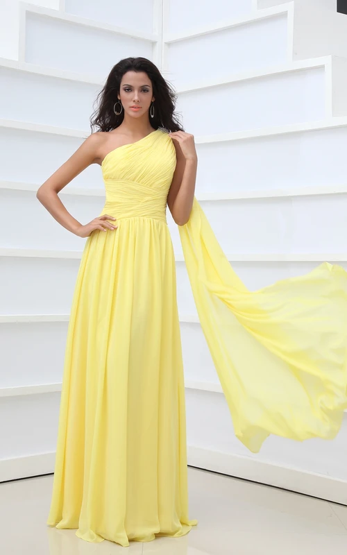 Vestido de gasa vintage estilo imperio con un solo hombro y corte en A con pliegues.