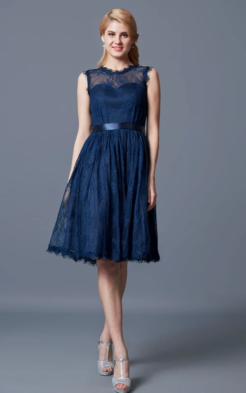 Vestido corto plisado de encaje con escote joya y efecto ilusión sin mangas