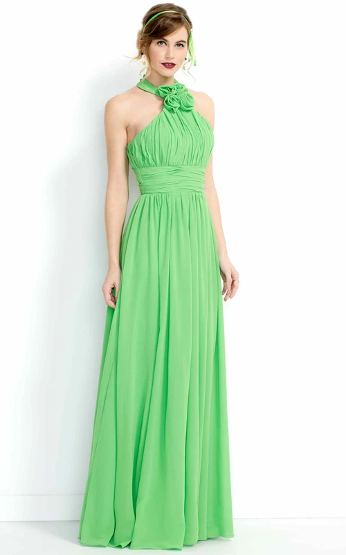 Vestido largo de gasa sin mangas con cuello alto y estampado floral para damas de honor con fruncido.