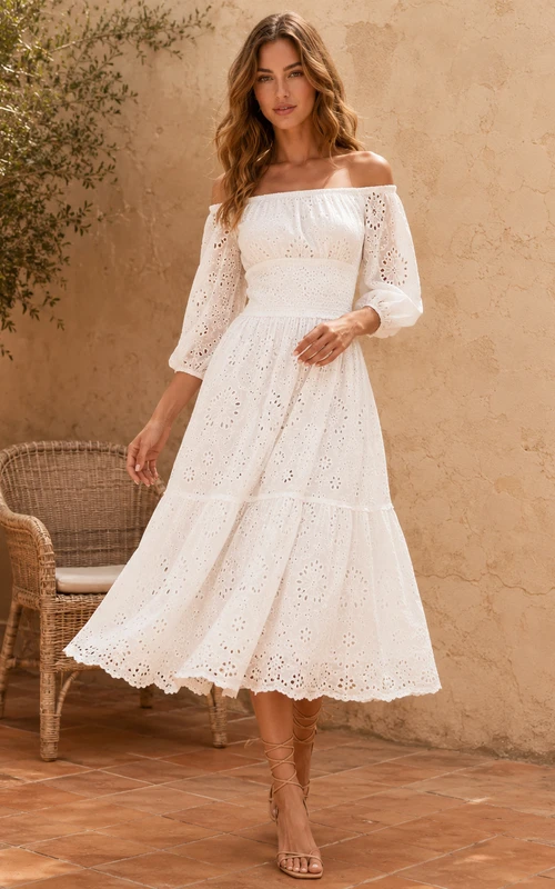 Robe de mariée mi-longue à volants, épaules dénudées et manches bouffantes en dentelle