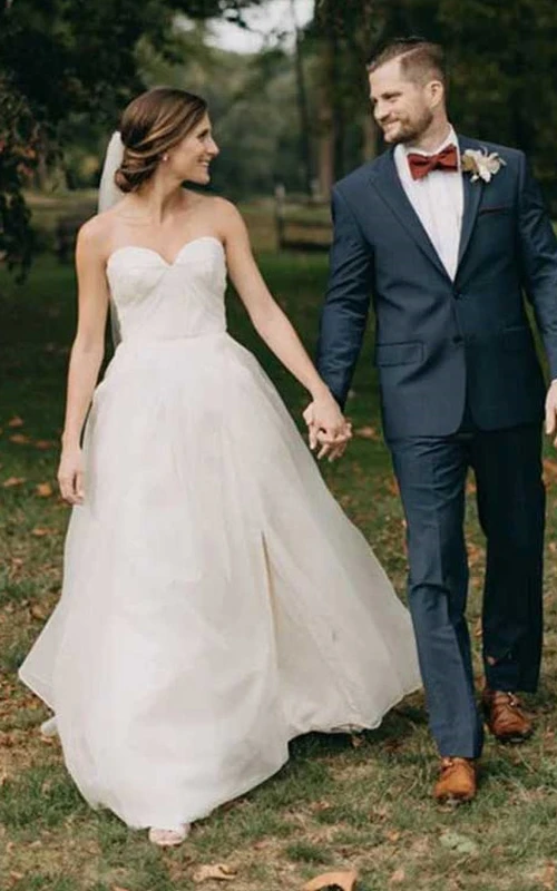Vestido de novia informal de corte imperio con escote corazón cruzado y corte en A, estilo campestre.