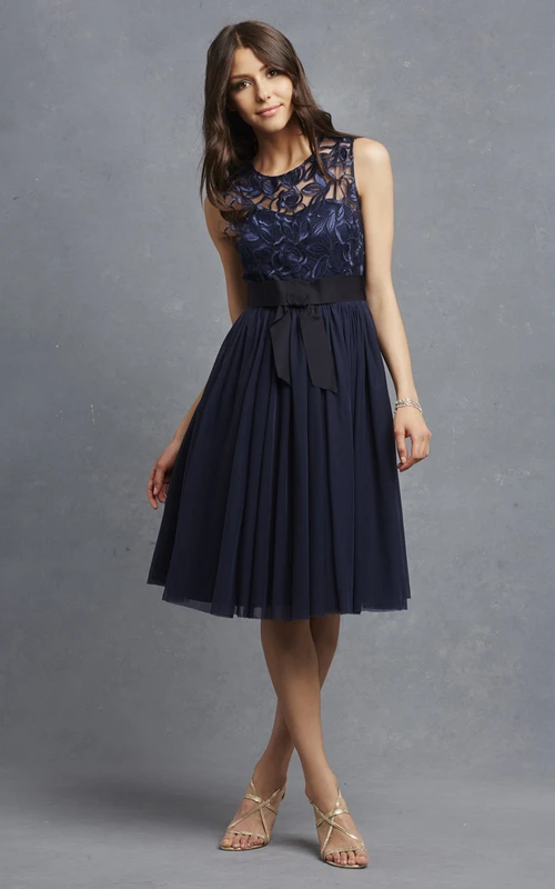 Elegantes, ärmelloses A-Linien-Kleid mit appliziertem Oberteil