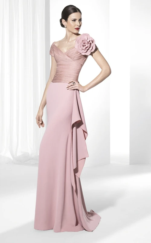 Vestido de fiesta largo hasta el suelo, de corte recto, con mangas cortas fruncidas, escote en V, detalle floral y drapeado.