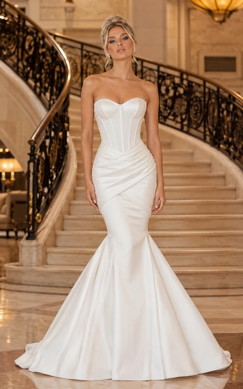 Robe de mariée sirène en satin froncé, longue jusqu'au sol, bustier cœur, sans manches, fermeture éclair au dos et traîne.