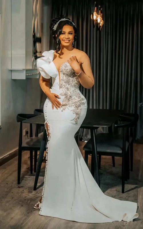 Glamouröses, einseitig schulterfreies Brautkleid aus Satin mit Perlenstickerei