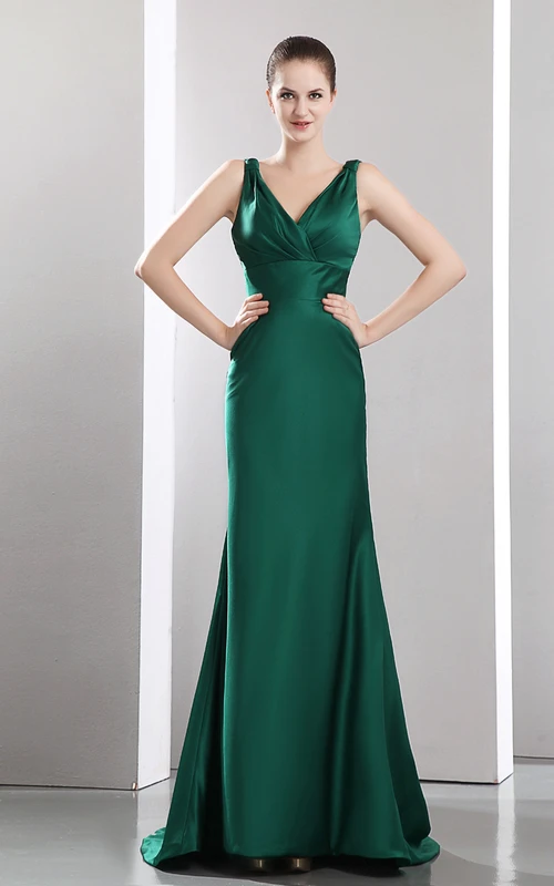 Robe en satin à décolleté plongeant en V et traîne.