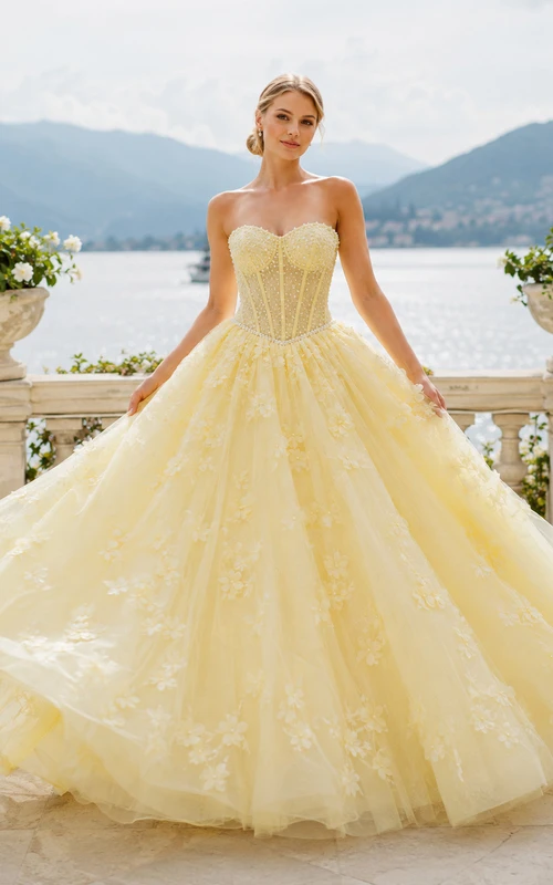 Vestido de novia de gala color amarillo pastel sin tirantes con escote corazón, encaje y tul, estilo catedral.