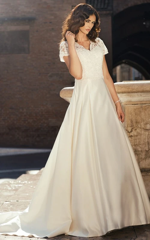 A-Linien-Brautkleid aus Satin und Spitze mit kurzen Ärmeln, V-Ausschnitt und bodenlang