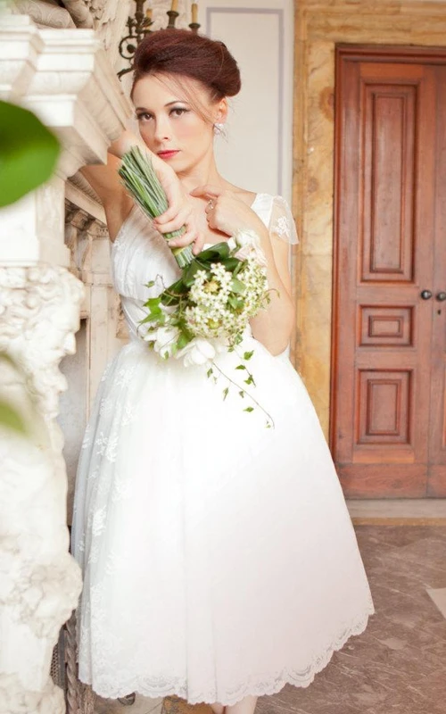 Robe de mariée en dentelle Jewel Empire, longueur genou, avec fronces et manches courtes