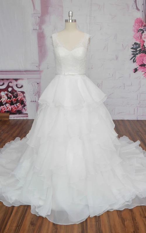 Robe de mariée simple sans manches en organza de dentelle à volants, ornée d'un nœud et d'un dos en V.