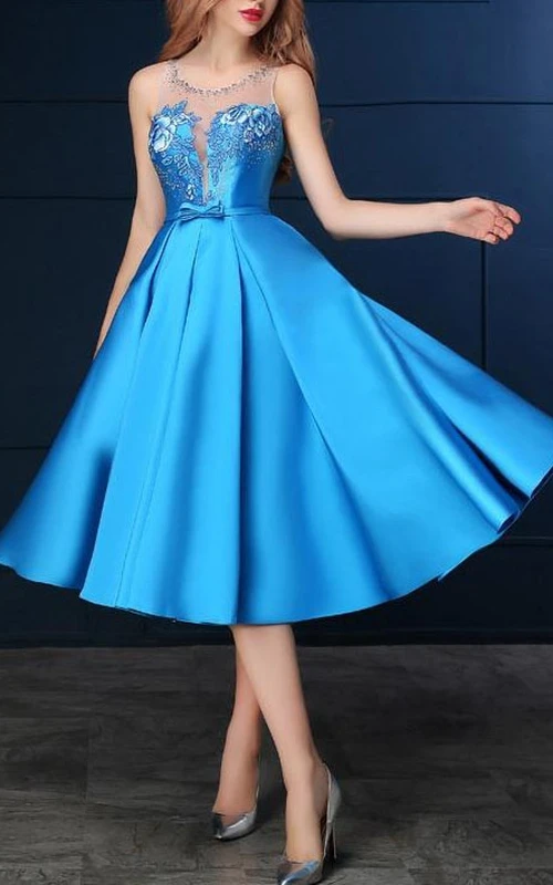 Teelanges Ballkleid mit transparentem Ausschnitt und Perlenbesatz