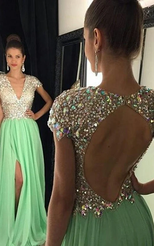 Impresionante vestido de fiesta largo de gasa con mangas cortas y cristales, espalda descubierta.