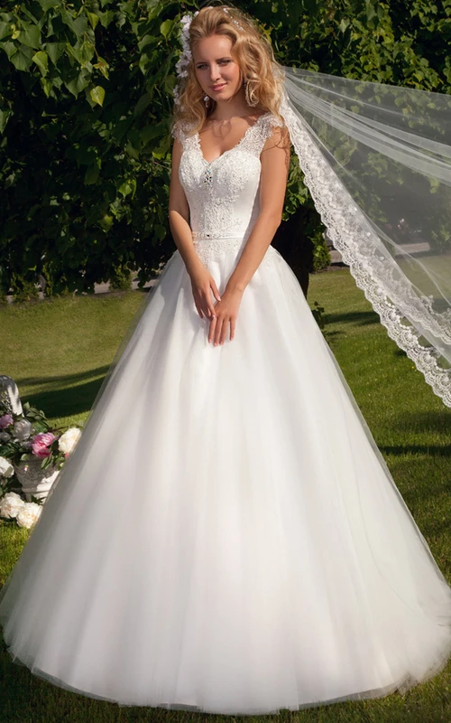 Maxi-Brautkleid aus Tüll mit V-Ausschnitt, Applikationen, Perlenstickerei und Illusionseffekt