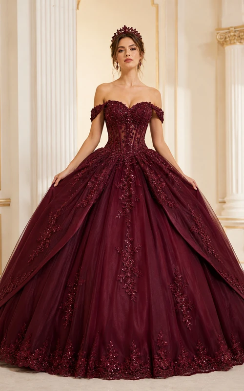 Elegante vestido de fiesta largo hasta el suelo de encaje y tul color borgoña con escote corazón y hombros descubiertos, ideal para quinceañeras o fiestas de graduación.