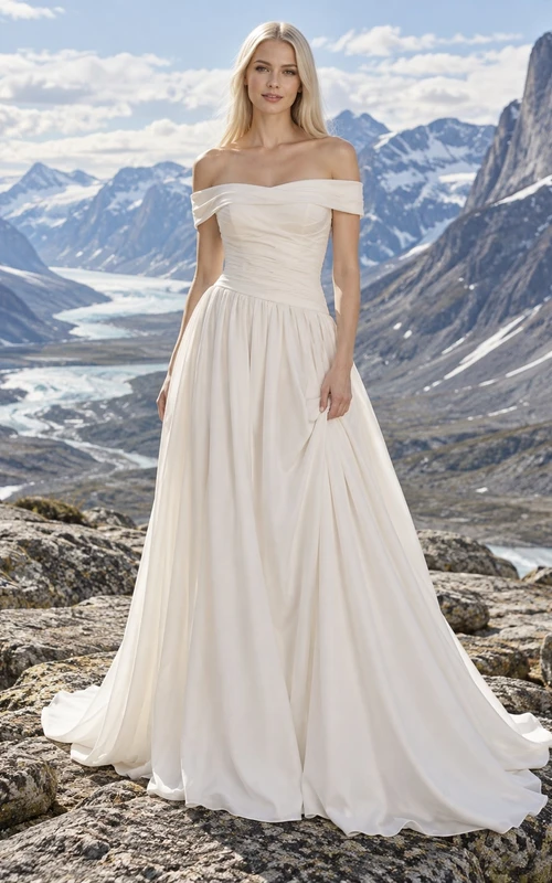Schlichtes, schulterfreies Brautkleid aus Crêpe mit gerafftem Oberteil und gerafftem A-Linien-Rock